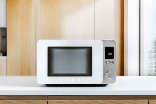 Kuchenka mikrofalowa z funkcją pieczenia, grilla i AirFry Smeg MOC02